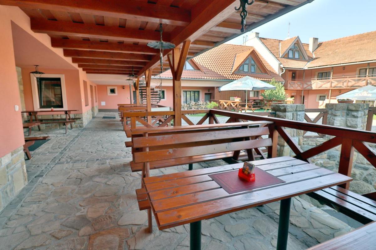 Bezmerovsky Dvur Kromeriz Ngoại thất bức ảnh